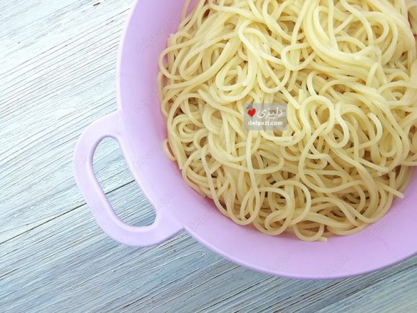 اسپاگتی یا ماکارونی پخته شده در آب و آبکش شده