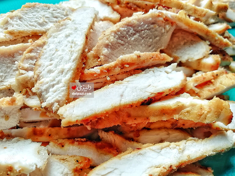 شاورما مرغ خوشمزه تهیه شده از سینه مرغ با برش های نازک