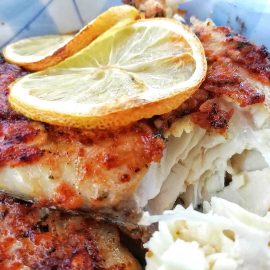 ماهی قزل آلا یا سالمون گریل شده در فر یا مایکروفر با پاپریکا کره و لیمو