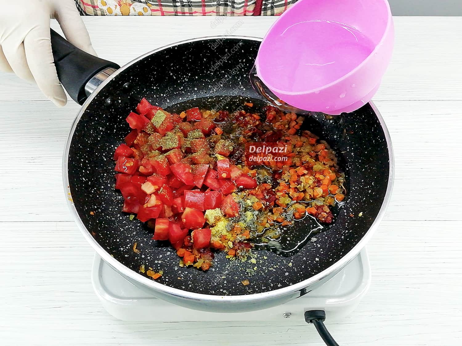 پخت هویج و گوجه فرنگی به همراه سایر مواد سوپ
